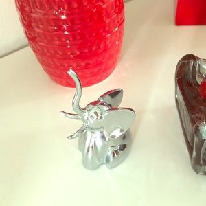 Elephant ring holder